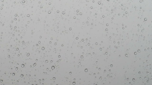 Ablaufende Regentropfen mit Zoomeffekt