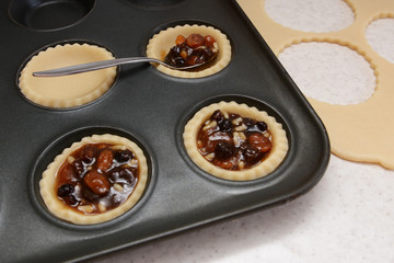 Filling mince pies with mincemeat