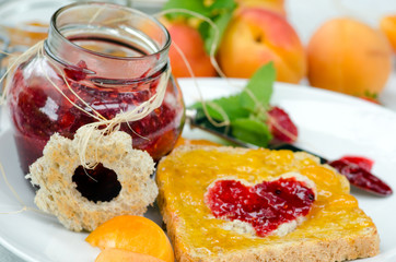 Guten Morgen: Frühstück mit frisch gekochter Marmelade :)