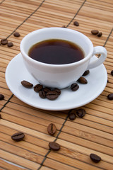 Kaffeetasse auf Bambusmatte