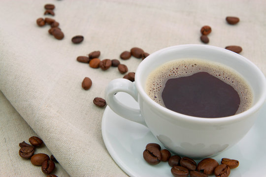 Kaffeetasse auf Jutestoff