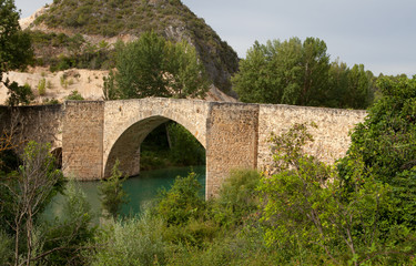 Fototapeta na wymiar Old bridge of Aunon