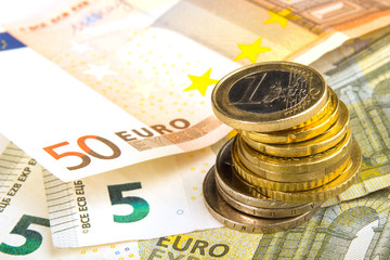 Euro-Geldscheine und Münzen