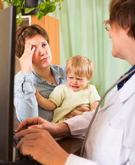Obraz premium Doctor examining baby
