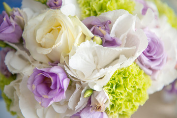 Bouquet sposa rotondo di fiori freschi misti