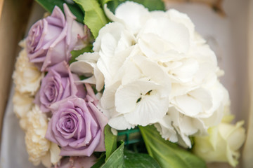 Fototapeta na wymiar Bouquet sposa rotondo di fiori freschi misti