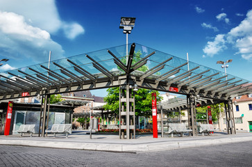 Moderne städtische Bushaltestelle Architektur Stadtmöblierung