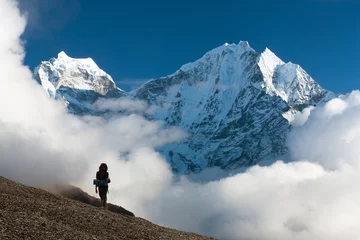 Rideaux velours Everest Kangtega et Thamserku avec touriste - Népal