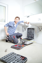 handwerker im badezimmer waschbecken montage