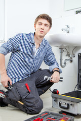handwerker im badezimmer waschbecken montage