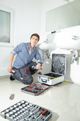 handwerker im badezimmer waschbecken montage