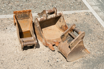 Drei Baggerschaufeln - Tiefenlöffel - für einen Minibagger