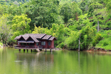Fototapeta na wymiar The old houses floating on the lake in Thailand