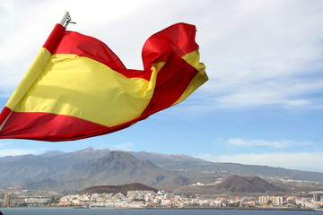 Spanische Flagge vor Teneriffa