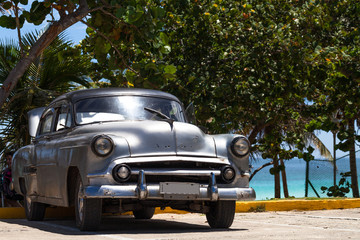 Fototapeta premium Kuba amerikanischer Oldtimer parkt am Strand