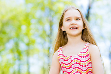 Fototapeta premium portrait of a girl in a park