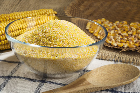 Maize and cornmeal in glass bowl