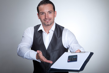 Business Mann mit Vertrag und Taschenrechner Porträt