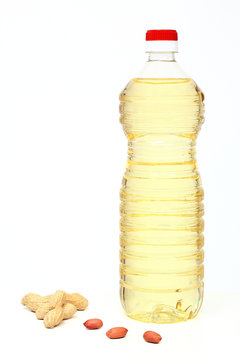 olio di arachidi in bottiglia di plastica sfondo bianco