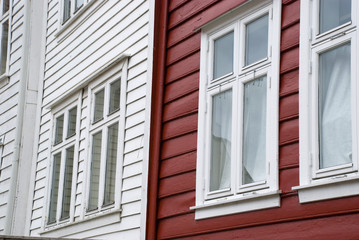 skandinavische häuser in rot und weiß, bergen