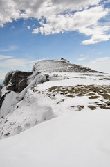 Fototapeta na wymiar Monte Beriain en invierno, sierra de Andía (Navarra)