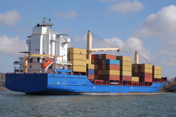 Obraz premium Containerschiff auf dem Kiel Kanal
