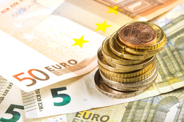 Euro-Geldscheine und Münzen