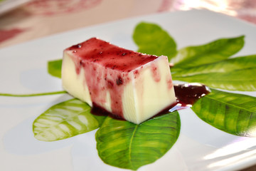 panna con glassa ai frutti di bosco