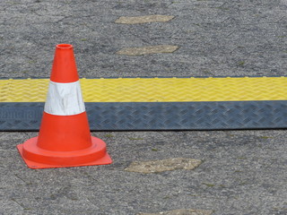 Überfahrschutz oder Lübecker Hütchen oder Verkehrsleitkegel auf dem Parkplatz mit...