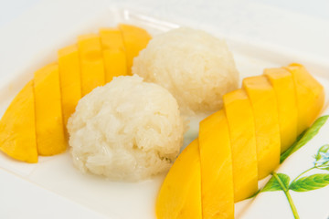 Sweet Sticky rice coconut milk with fresh mango