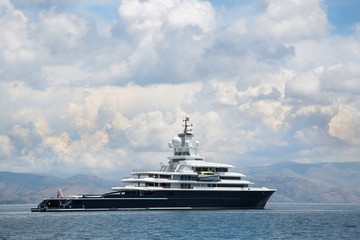 Luxus Mega Yacht am Meer als nautischer Hintergrund in Blau