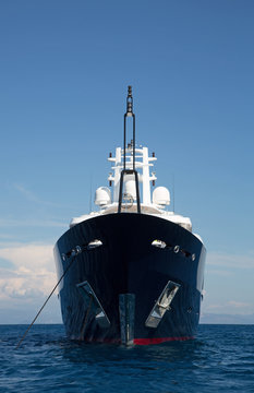 Schiffsbug einer Luxus Yacht vor blauem Himmel