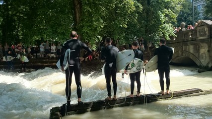 Obraz premium Czterech surferów w wielkim mieście Monachium