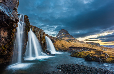 watervallen en kirkjufell, zonsopgang, IJsland
