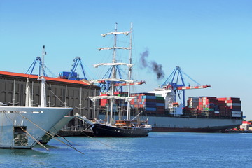 Industriehafen in Genua