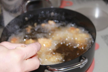 から揚げ調理中