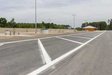 Fototapeta na wymiar Neu gebaute Parkplätze an der Autobahn