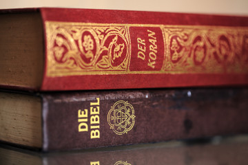 Koran auf Bibel Szene - obrazy, fototapety, plakaty