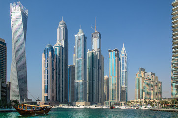 Obraz na płótnie Canvas Dhau und Wolkenkratzer in der Marina von Dubai, VAE