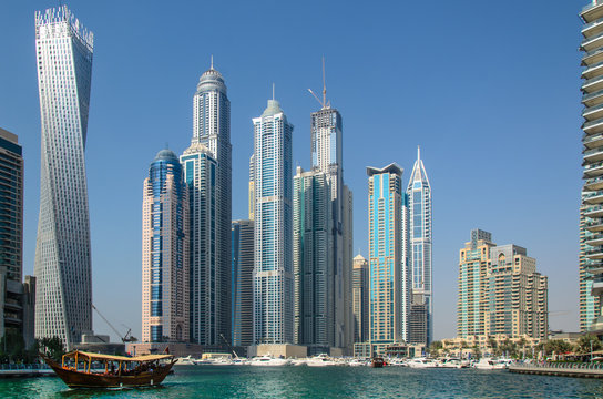 Dhau und Wolkenkratzer in der Marina von Dubai, VAE
