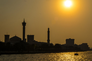 Naklejka premium Abra und Hochhaeuser am Dubai Creek in Dubai, VAE