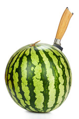 Messer steckt in Wassermelone isoliert