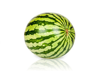 Große reife Wassermelone isoliert und gespiegelt