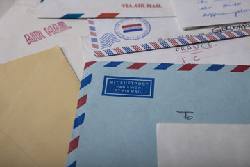 Briefe und Briefumschläge mit Luftpost Aufdruck