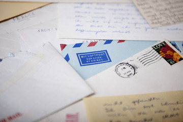 Briefumschlag mit Luftpost Aufdruck umgeben von Briefen - obrazy, fototapety, plakaty