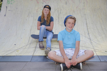Obraz na płótnie Canvas Zwei Kinder mit Skateboard