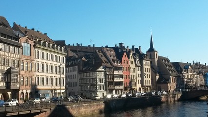 Fototapeta na wymiar Strasbourg au bord de l eau