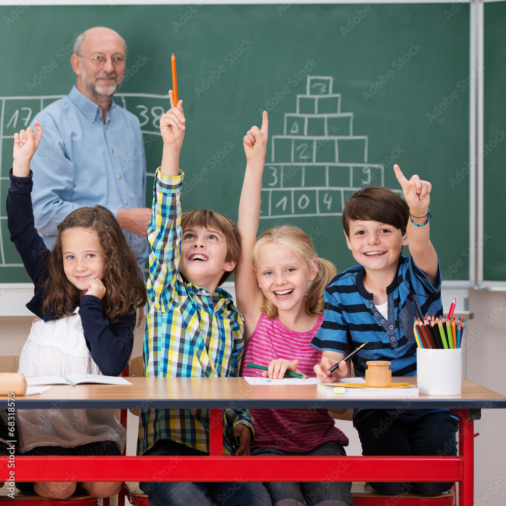 Wall mural motivierte grundschüler zeigen auf