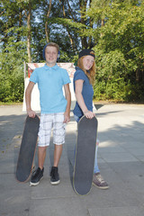 Zwei Kinder mit Skateboard