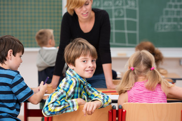 lächelndes schulkind in der klasse